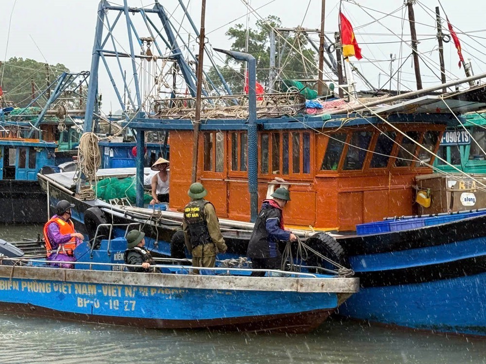 Biên phòng Quảng Ninh triển khai các biện pháp ứng phó với bão số 3 - Ảnh 6.