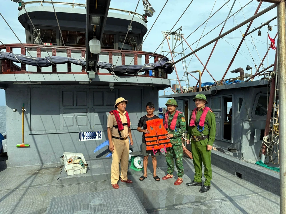 Biên phòng Quảng Ninh triển khai các biện pháp ứng phó với bão số 3 - Ảnh 4.