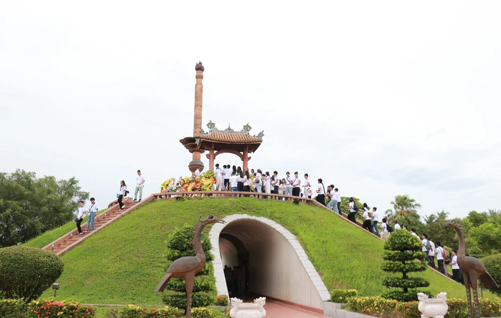 Đoàn thanh niên, sinh viên kiều bào tri ân các Anh hùng liệt sĩ - Ảnh 1.