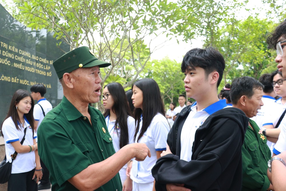 Đoàn thanh niên, sinh viên kiều bào tri ân các Anh hùng liệt sĩ - Ảnh 4.