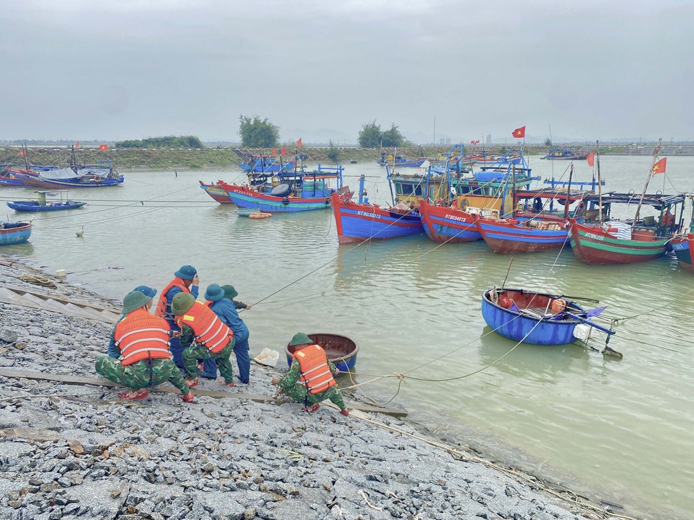 Quân đội huy động hơn 346.000 cán bộ, chiến sĩ, 8.200 phương tiện, trong đó có 5 máy bay ứng phó bão số 3 - Ảnh 2.