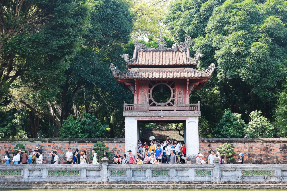 Hà Nội tạm dừng hoạt động du lịch, tăng cường bảo vệ di tích trước bão số 3 - Ảnh 1. Hà Nội tạm dừng hoạt động du lịch, tăng cường bảo vệ di tích trước bão số 3 - Ảnh 1.