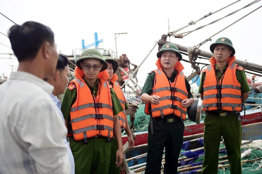 Bộ Tổng Tham mưu chỉ đạo triển khai ứng phó khẩn cấp với bão số 3 (Wipha) - Ảnh 1.