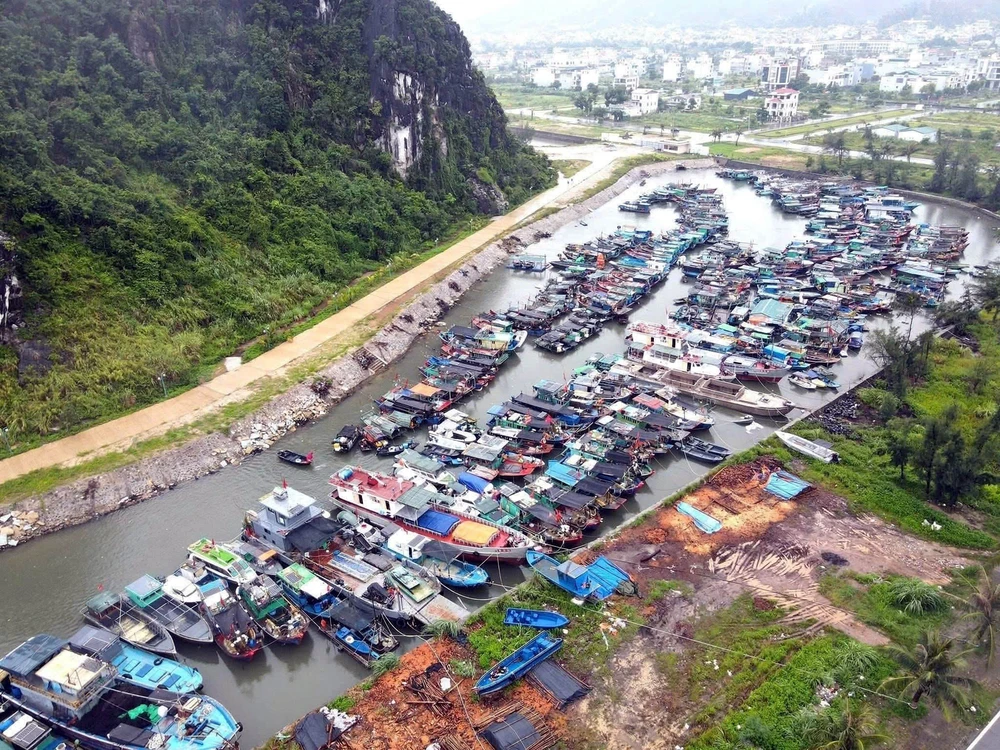 Ứng phó bão số 3: Quảng Ninh kêu gọi tàu thuyền về nơi tránh trú an toàn - Ảnh 1.