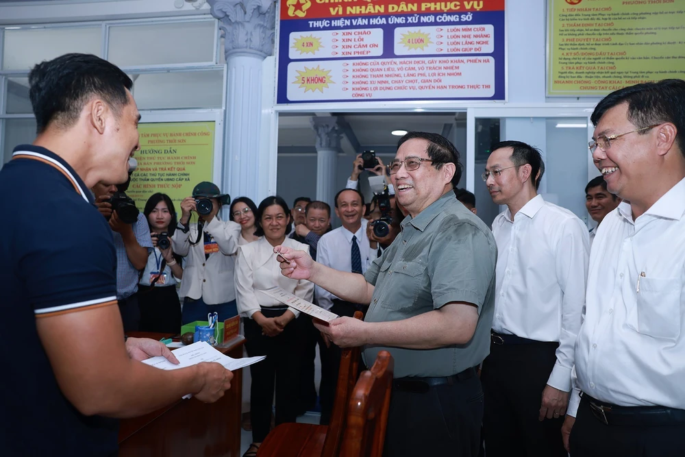 Thủ tướng Phạm Minh Chính: Tuyệt đối không để việc sắp xếp bộ máy ảnh hưởng đến đời sống vật chất, tinh thần của nhân dân - Ảnh 2.