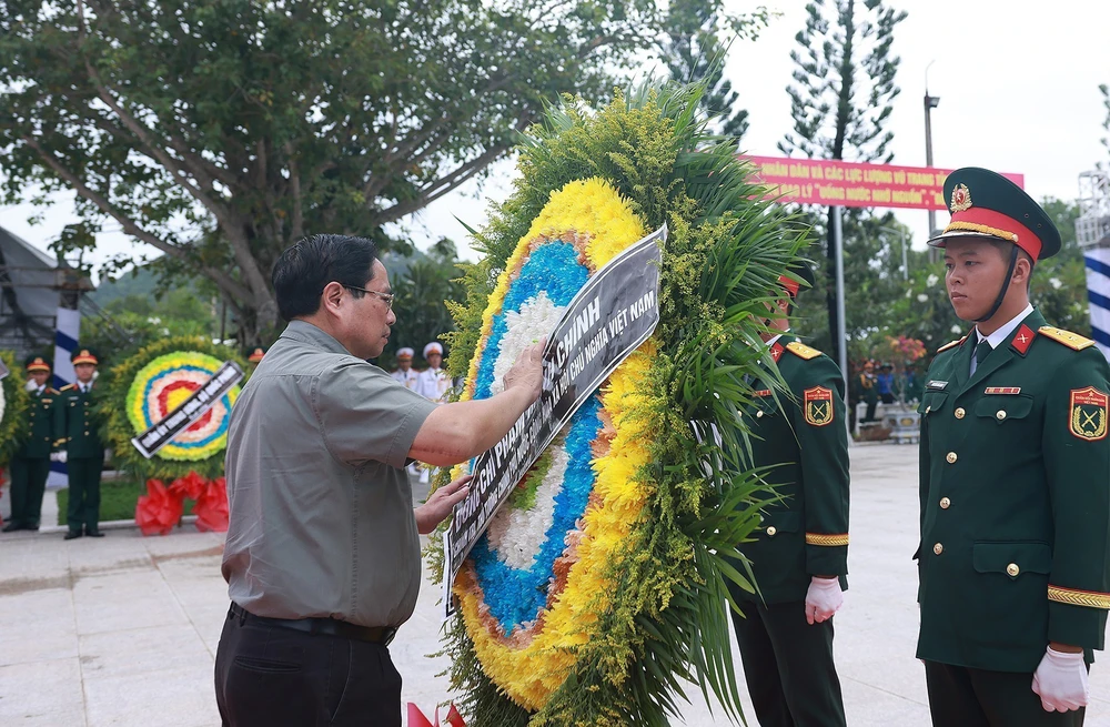 Thủ tướng dự lễ truy điệu, an táng hài cốt liệt sĩ tại An Giang - Ảnh 5.