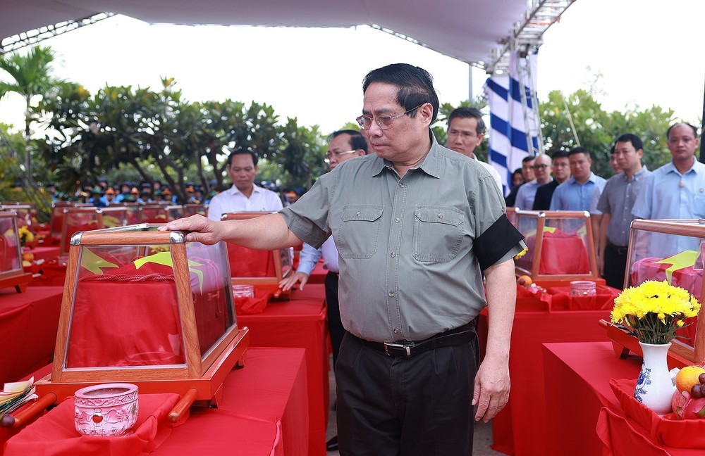 Thủ tướng dự lễ truy điệu, an táng hài cốt liệt sĩ tại An Giang - Ảnh 2.