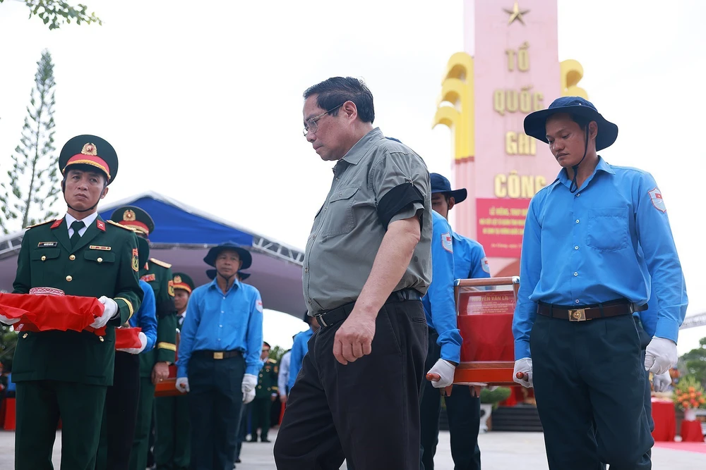 Thủ tướng dự lễ truy điệu, an táng hài cốt liệt sĩ tại An Giang - Ảnh 12.