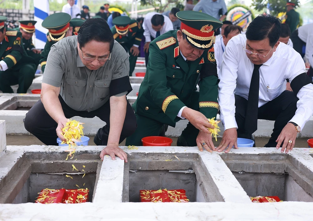 Thủ tướng dự lễ truy điệu, an táng hài cốt liệt sĩ tại An Giang - Ảnh 10.