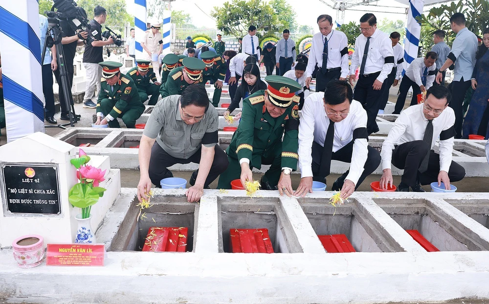 Thủ tướng dự lễ truy điệu, an táng hài cốt liệt sĩ tại An Giang - Ảnh 9.
