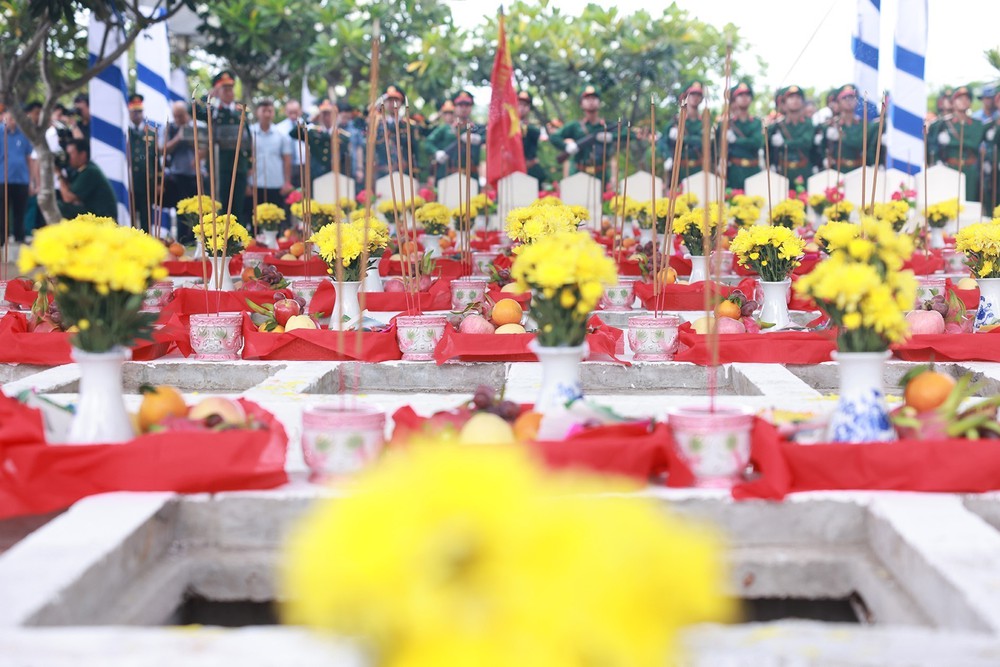 Thủ tướng dự lễ truy điệu, an táng hài cốt liệt sĩ tại An Giang - Ảnh 7.