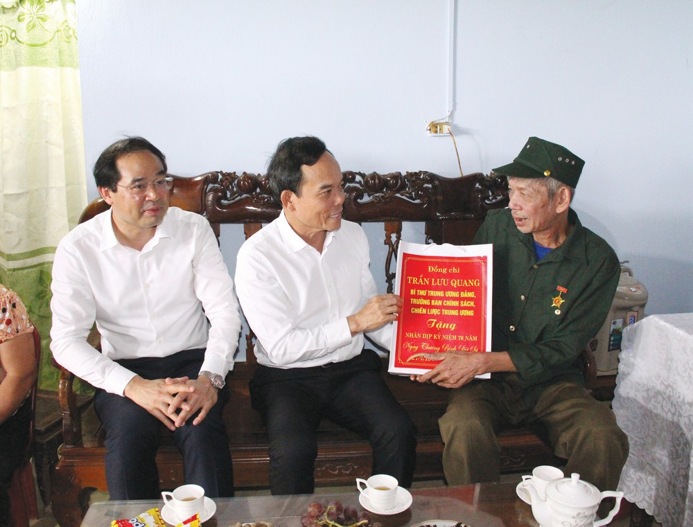 Ngày Thương binh - Liệt sĩ 27/7: Lan tỏa đạo lý “Uống nước nhớ nguồn” lấy nhiều ảnh kèm - Ảnh 1.