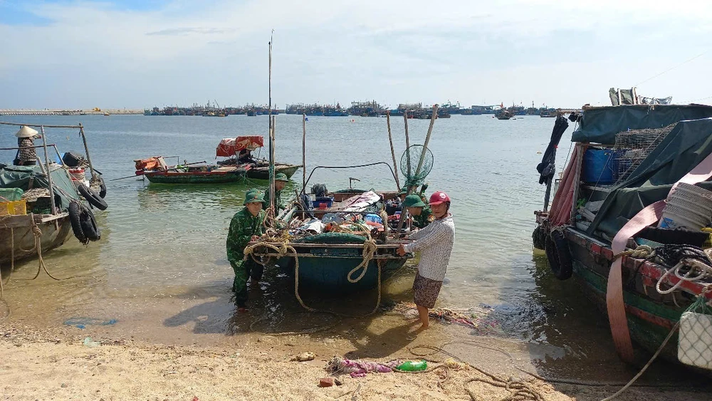 Cập nhật bão số 3 ngày 22/7: Bạch Long Vĩ gió mạnh cấp 10, cảnh báo mưa dông ở Hà N - Ảnh 2.