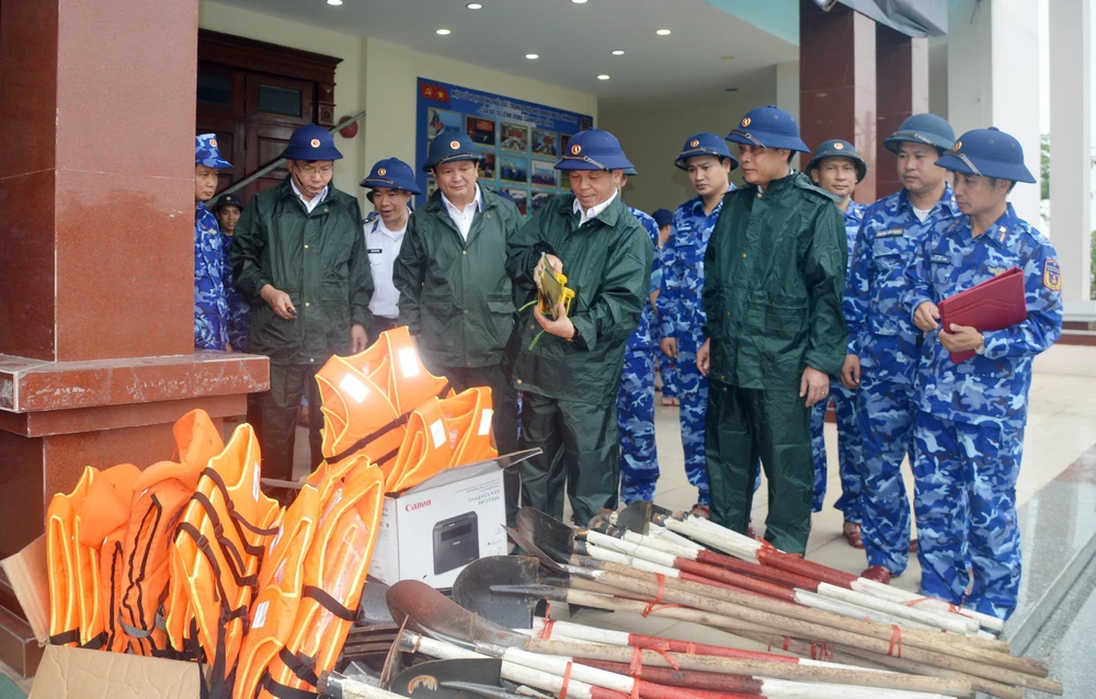 Kiểm tra các phương án, huy động lực lượng ứng phó với bão số 3 - Ảnh 1.