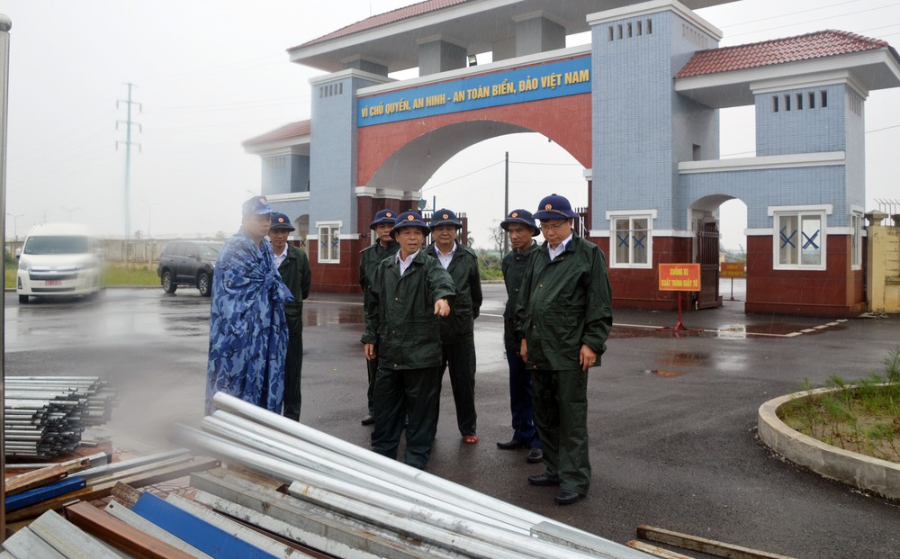 Kiểm tra các phương án, huy động lực lượng ứng phó với bão số 3 - Ảnh 11.