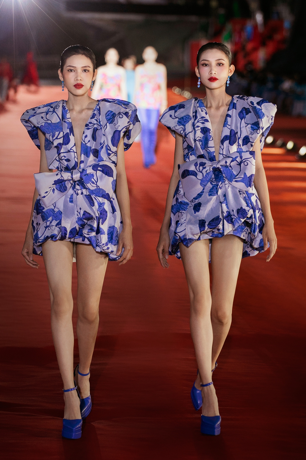 Hoa hậu Tiểu Vy làm vedette show &quot;Nơi pháo hoa rực rỡ&quot; ở cảng sông Hàn - Ảnh 4.