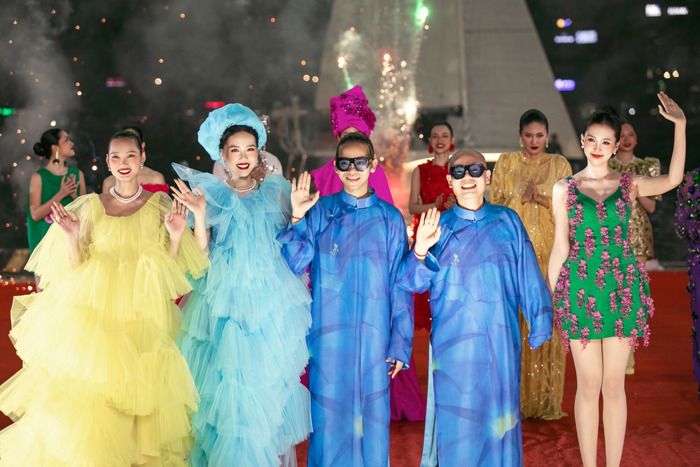 Hoa hậu Tiểu Vy làm vedette show &quot;Nơi pháo hoa rực rỡ&quot; ở cảng sông Hàn - Ảnh 12.