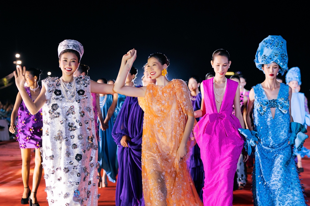 Hoa hậu Tiểu Vy làm vedette show &quot;Nơi pháo hoa rực rỡ&quot; ở cảng sông Hàn - Ảnh 3.