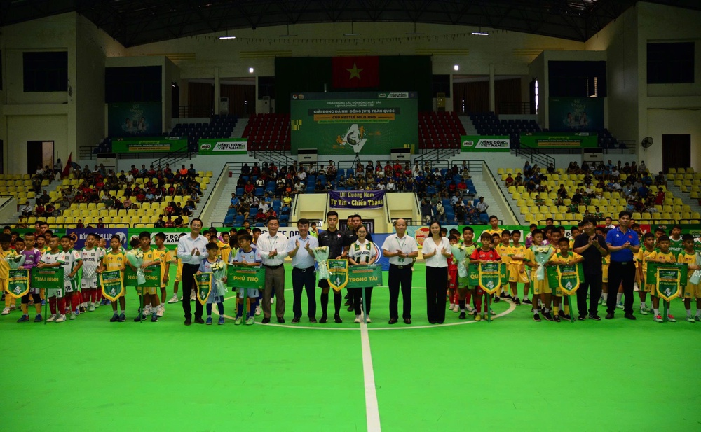 Sôi nổi khai mạc VCK Giải bóng đá Nhi đồng (U11) toàn quốc Cúp Nestlé MILO 2025 - Ảnh 1.