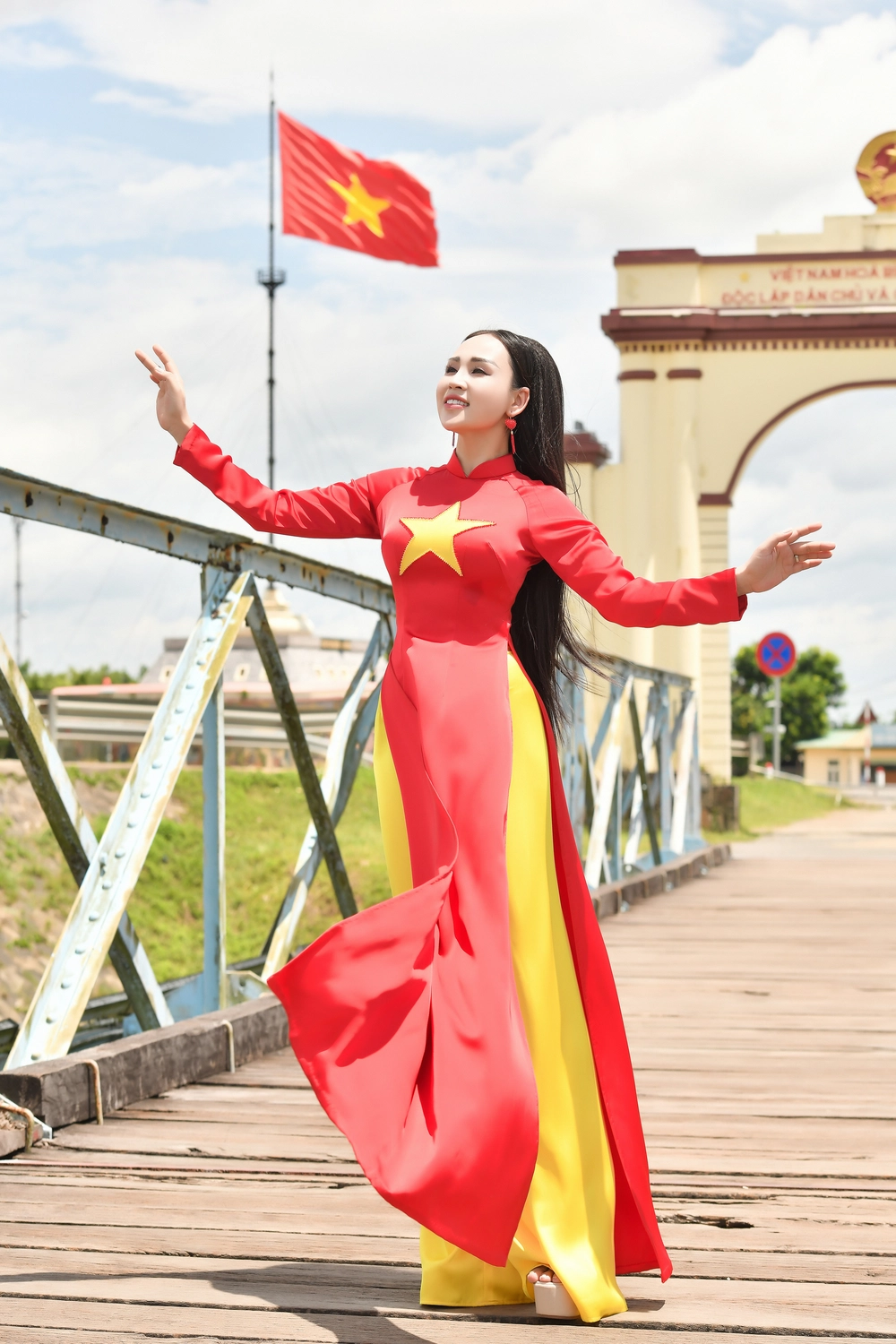 MV &quot;Còn mãi với non sông&quot;: Hành trình âm nhạc tri ân đầy cảm xúc của Sao Mai Khánh Ly - Ảnh 10.