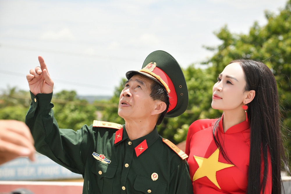 MV &quot;Còn mãi với non sông&quot;: Hành trình âm nhạc tri ân đầy cảm xúc của Sao Mai Khánh Ly - Ảnh 8.