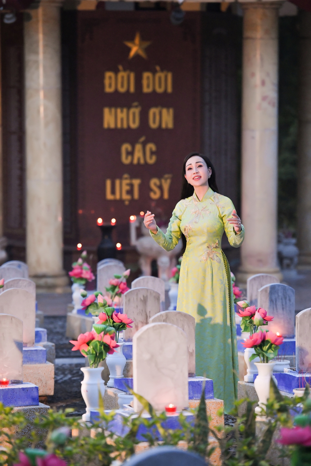 MV &quot;Còn mãi với non sông&quot;: Hành trình âm nhạc tri ân đầy cảm xúc của Sao Mai Khánh Ly - Ảnh 9.