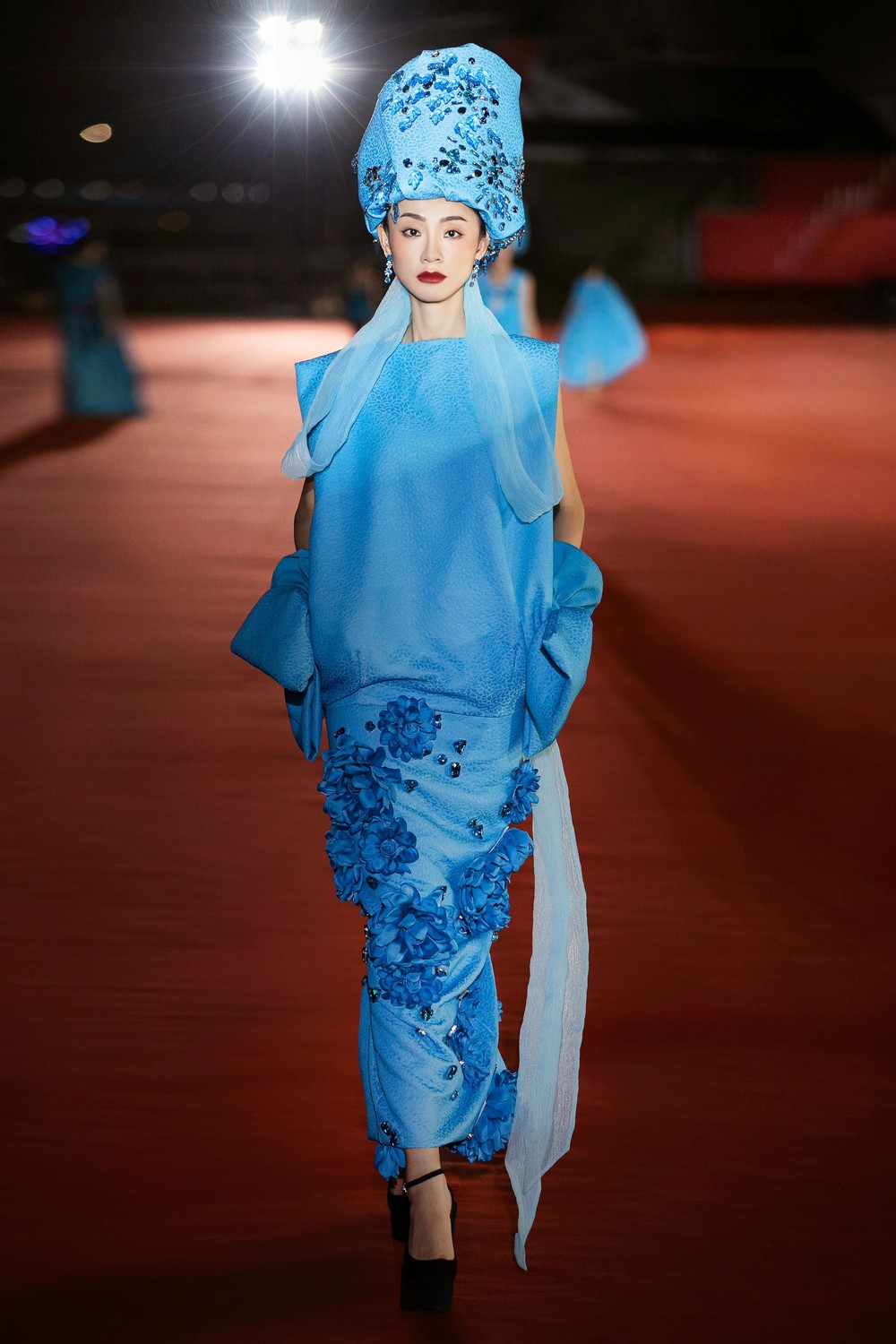 Hoa hậu Tiểu Vy làm vedette show &quot;Nơi pháo hoa rực rỡ&quot; ở cảng sông Hàn - Ảnh 8.