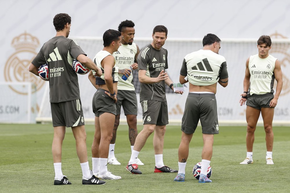 Real Madrid: Khủng hoảng thừa ở hàng phòng ngự  - Ảnh 1.