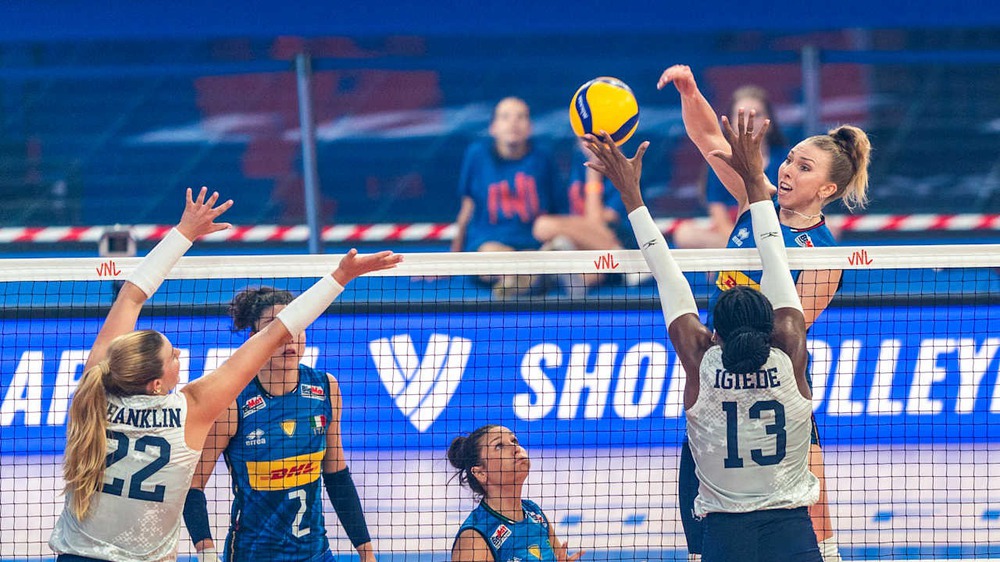 ĐKVĐ Italy và Ba Lan giành 2 vé đầu tiên vào bán kết VNL 2025 - Ảnh 1.
