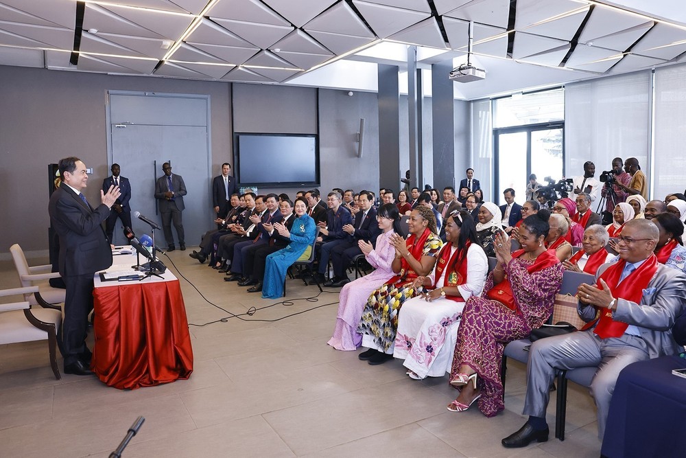 Chủ tịch Quốc hội Trần Thanh Mẫn gặp gỡ cộng đồng người Việt Nam tại Senegal - Ảnh 2.