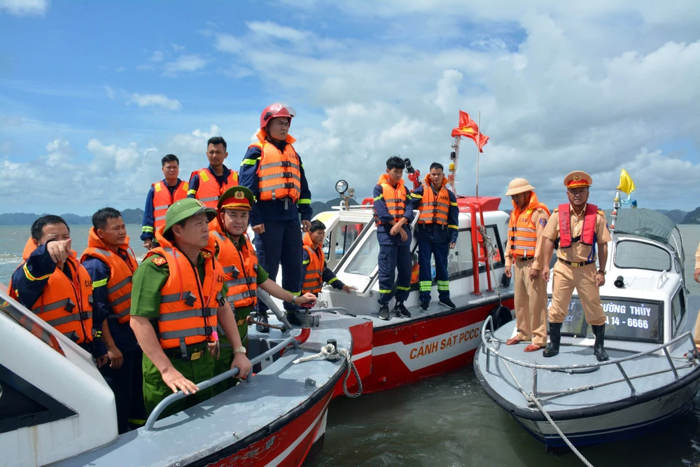 Vụ lật tàu trên vịnh Hạ Long: Bão tan, tiếp tục nỗ lực tìm kiếm 2 nạn nhân còn lại - Ảnh 1.