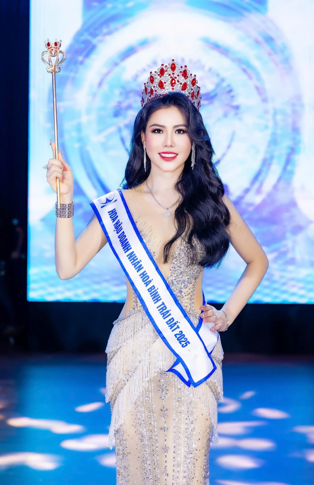 Hồ Thanh Tuyền đăng quang Hoa hậu Doanh nhân Hoà bình Trái đất 2025 - Ảnh 4.
