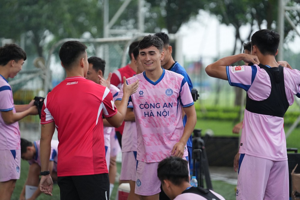 Brandon Ly chia sẻ lý do gia nhập CAHN, mong sớm được khoác áo đội tuyển Việt Nam - Ảnh 1.