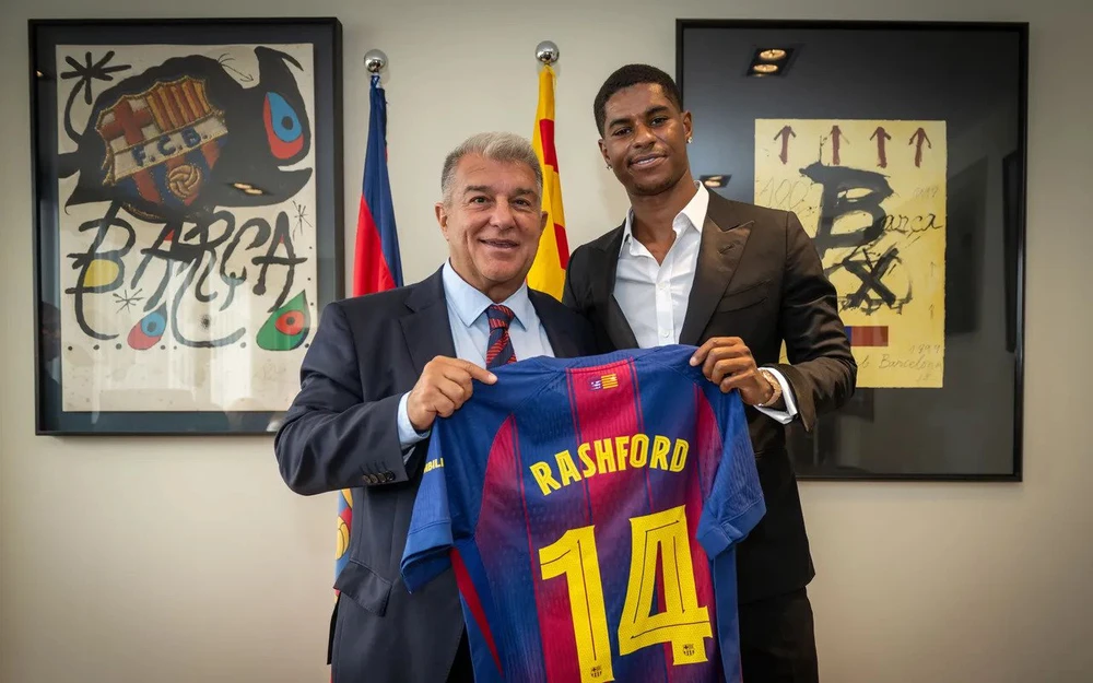 Rashford, 27 tuổi, chấp nhận giảm 30% lương để thương vụ thành hiện thực, sau khi Man Utd từ chối hỗ trợ tài chính trong thời gian cho mượn. Theo tờ SPORT, anh sẽ nhận khoảng 12 triệu bảng (tương đương 13,8 triệu euro) tại Barcelona