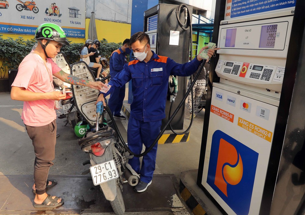Giá xăng vẫn giảm nhẹ, giá dầu quay đầu tăng từ chiều 24/7 - Ảnh 1.