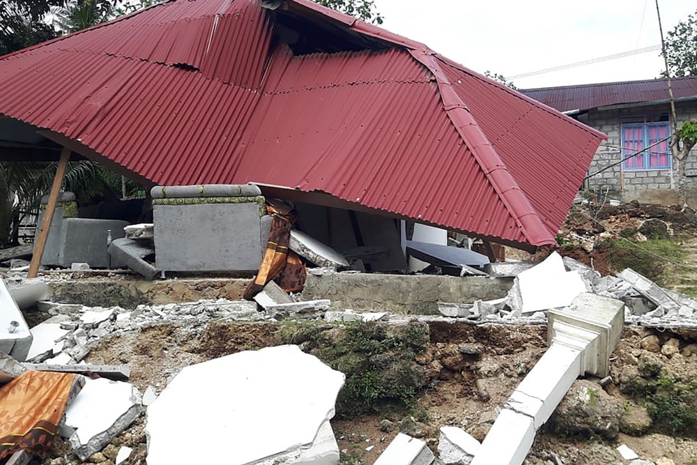 Động đất mạnh rung chuyển vùng Sulawesi của Indonesia - Ảnh 1.