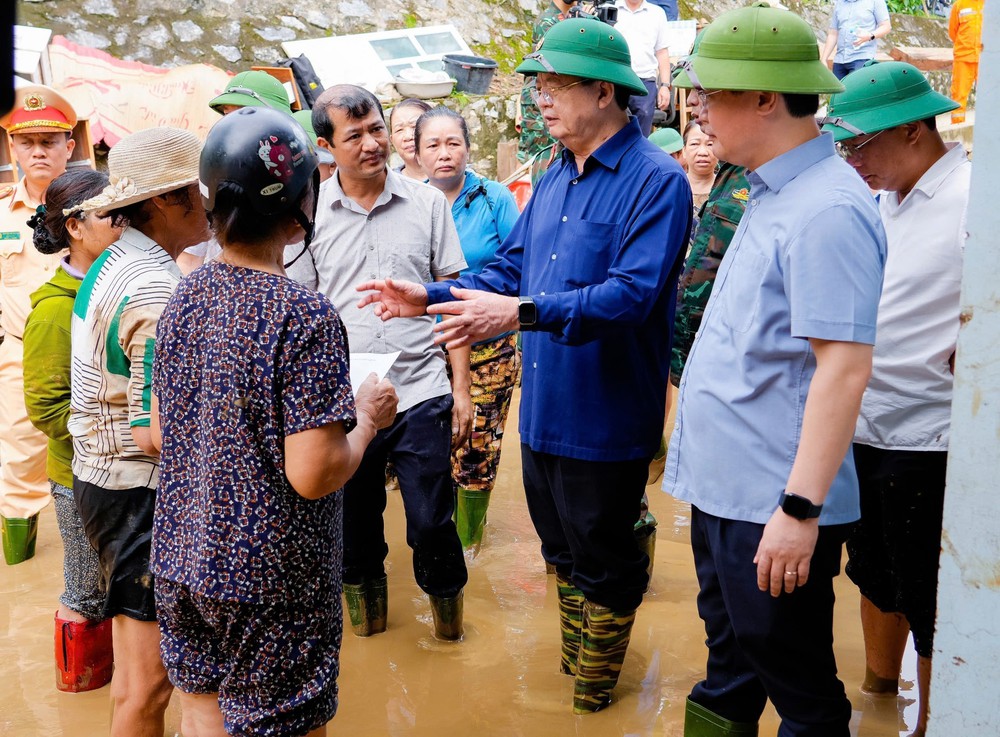 Phó Thủ tướng Mai Văn Chính: Không để người dân nào bị đói, khát, cô lập trong lũ lụt - Ảnh 1.