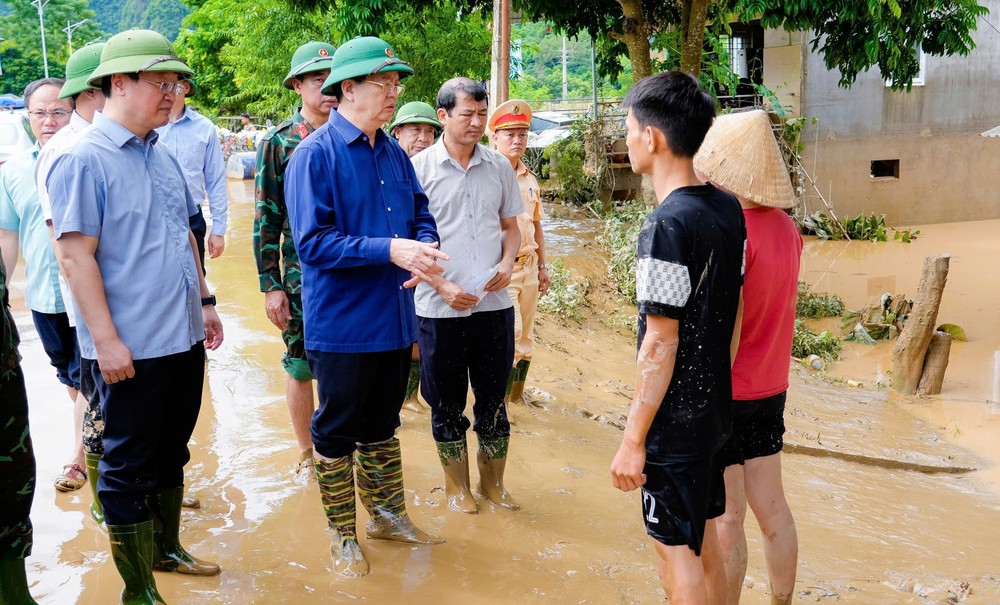 Phó Thủ tướng Mai Văn Chính: Không để người dân nào bị đói, khát, cô lập trong lũ lụt - Ảnh 2.