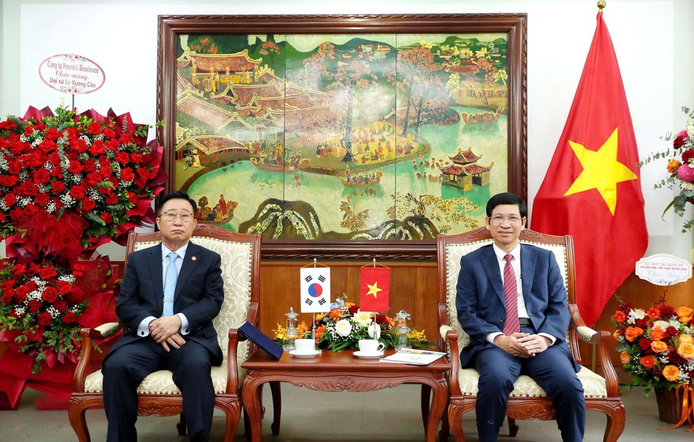 Đại sứ Du lịch Lý Xương Căn nhận bằng khen của Bộ VHTTDL vì những đóng góp trong thúc đẩy du lịch Việt – Hàn - Ảnh 3. Đại sứ Du lịch Lý Xương Căn nhận bằng khen của Bộ VHTTDL vì những đóng góp trong thúc đẩy du lịch Việt – Hàn - Ảnh 3.