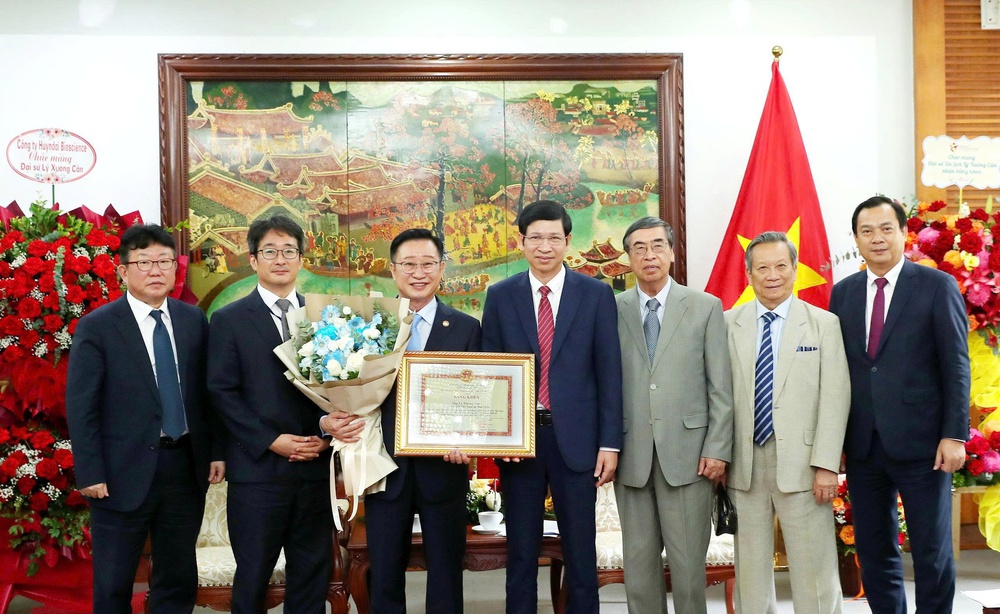 Đại sứ Du lịch Lý Xương Căn nhận bằng khen của Bộ VHTTDL vì những đóng góp trong thúc đẩy du lịch Việt – Hàn - Ảnh 2. Đại sứ Du lịch Lý Xương Căn nhận bằng khen của Bộ VHTTDL vì những đóng góp trong thúc đẩy du lịch Việt – Hàn - Ảnh 2.