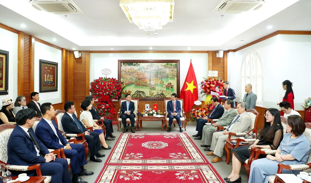 Đại sứ Du lịch Lý Xương Căn nhận bằng khen của Bộ VHTTDL vì những đóng góp trong thúc đẩy du lịch Việt – Hàn - Ảnh 4. Đại sứ Du lịch Lý Xương Căn nhận bằng khen của Bộ VHTTDL vì những đóng góp trong thúc đẩy du lịch Việt – Hàn - Ảnh 4.
