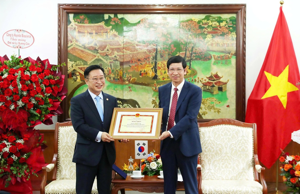Đại sứ Du lịch Lý Xương Căn nhận bằng khen của Bộ VHTTDL vì những đóng góp trong thúc đẩy du lịch Việt – Hàn - Ảnh 1. Đại sứ Du lịch Lý Xương Căn nhận bằng khen của Bộ VHTTDL vì những đóng góp trong thúc đẩy du lịch Việt – Hàn - Ảnh 1.