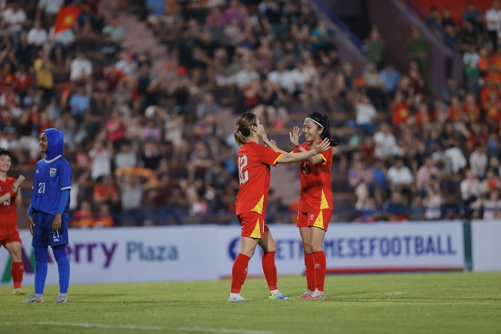 HLV Mai Đức Chung và Huỳnh Như dự lễ bốc thăm Asian Cup 2026 - Ảnh 1.