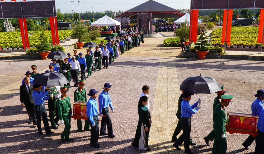 Đồng Tháp: Lễ truy điệu, cải táng 43 hài cốt liệt sĩ quân tình nguyện và chuyên gia Việt Nam - Ảnh 4.
