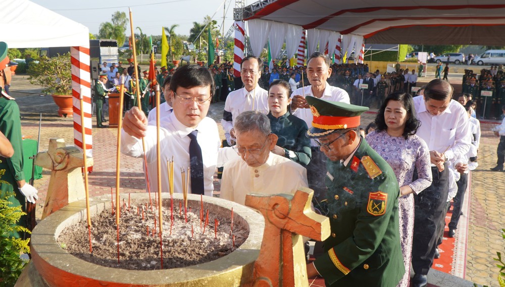 Đồng Tháp: Lễ truy điệu, cải táng 43 hài cốt liệt sĩ quân tình nguyện và chuyên gia Việt Nam - Ảnh 2.