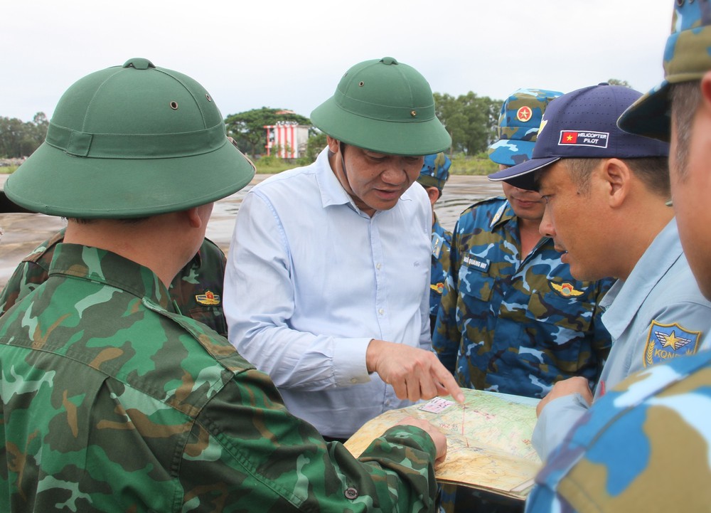 Dùng trực thăng vận chuyển 24 tấn hàng cứu trợ cho đồng bào vùng lũ bị cô lập ở Nghệ An - Ảnh 2.