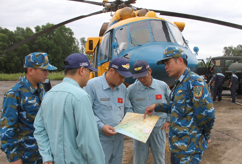 Dùng trực thăng vận chuyển 24 tấn hàng cứu trợ cho đồng bào vùng lũ bị cô lập ở Nghệ An - Ảnh 4.