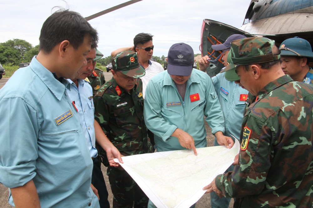 Dùng trực thăng vận chuyển 24 tấn hàng cứu trợ cho đồng bào vùng lũ bị cô lập ở Nghệ An - Ảnh 3.
