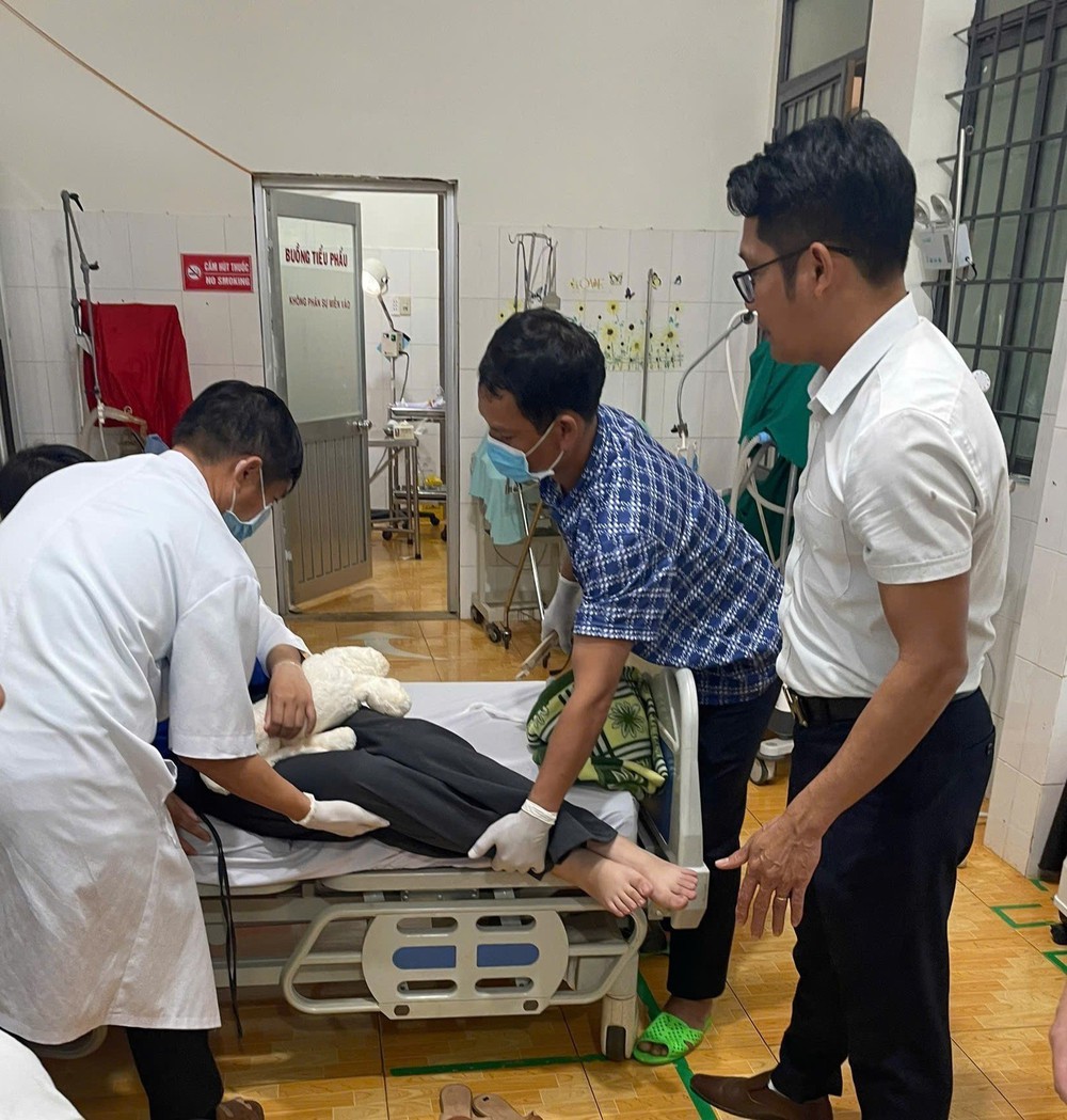Lật xe chở 18 sinh viên, 6 người bị thương - Ảnh 2.