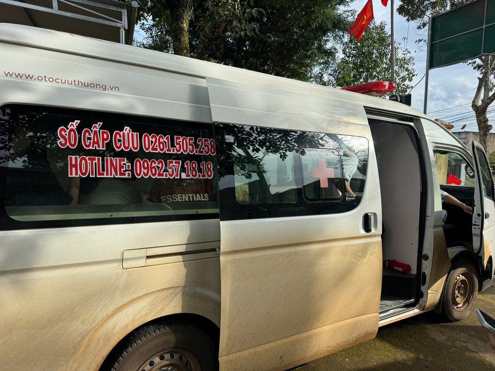 Lật xe chở 18 sinh viên, 6 người bị thương - Ảnh 1.